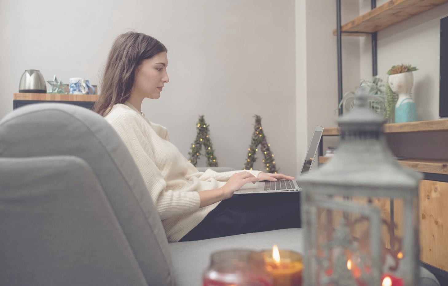 Vista de las instalaciones de lorantiqvia en Ibi mostrando entorno colaborativo moderno