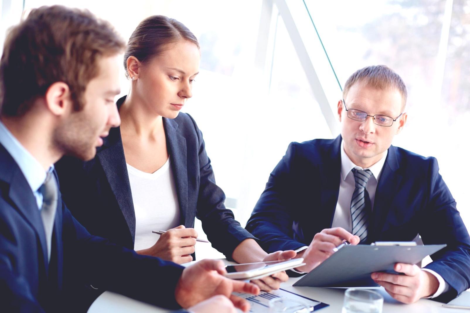 Equipo profesional colaborando en estrategias financieras