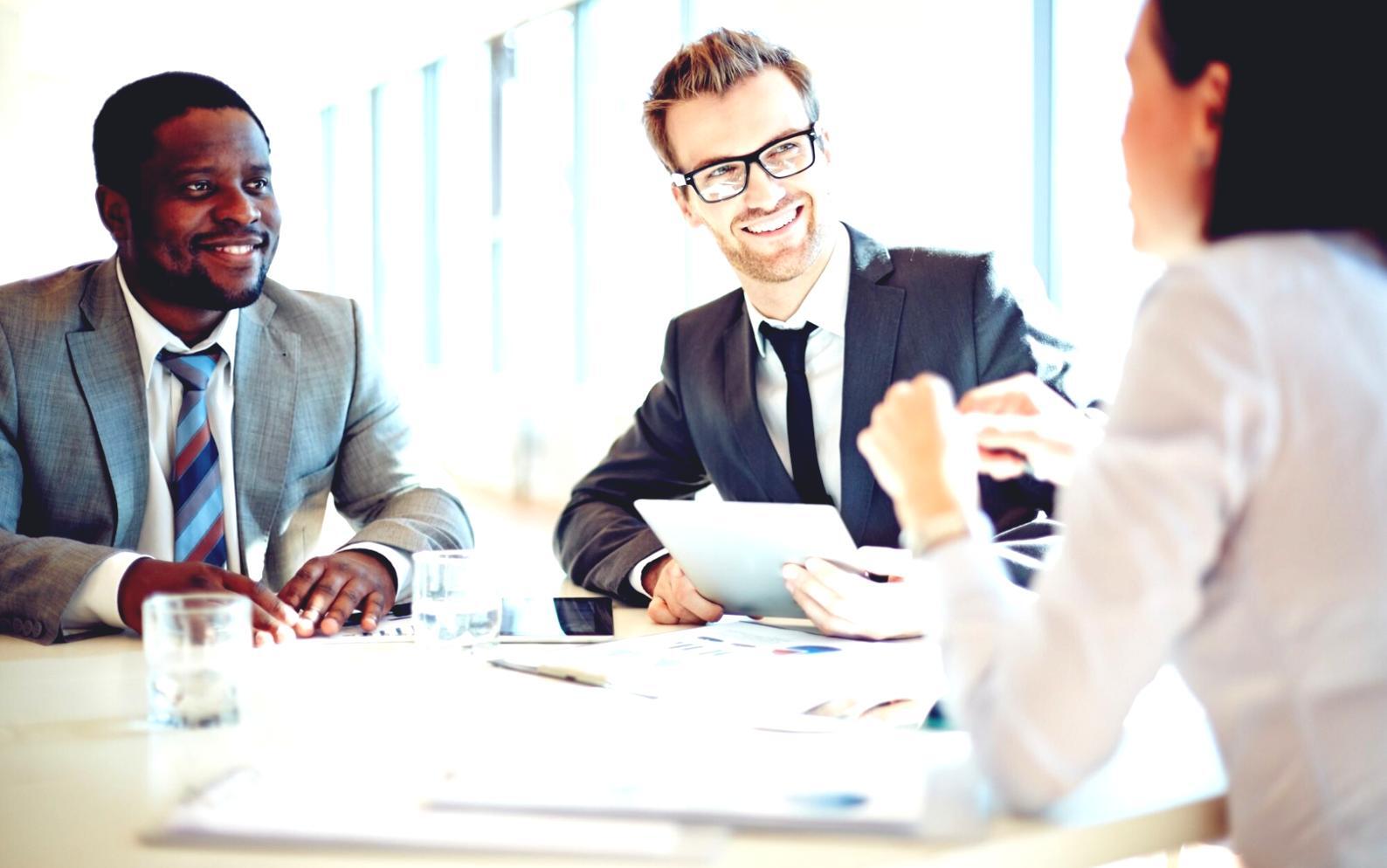 Sesión de formación financiera corporativa con equipos colaborando