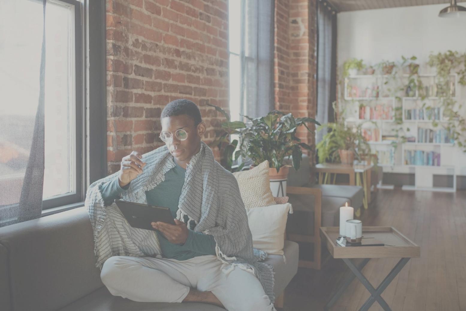 Equipo trabajando en análisis financiero colaborativo